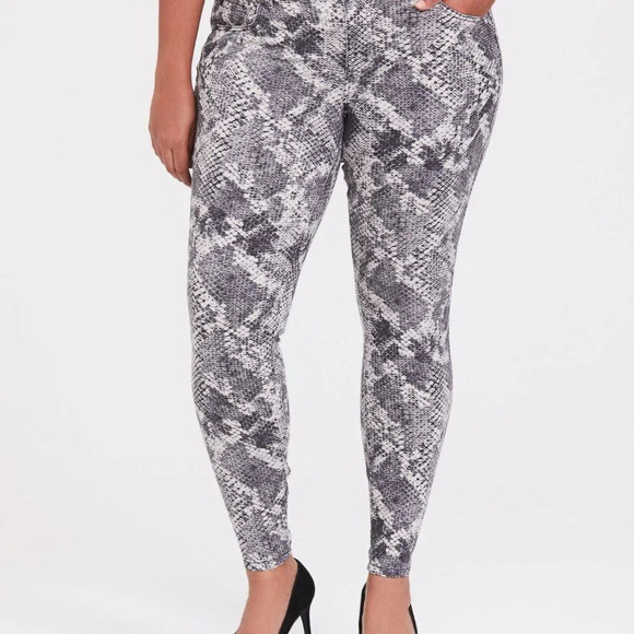 Torrid Jegging - Super Stretch Grey Snakeskin Print in Size 28R - Picture 1 of 16